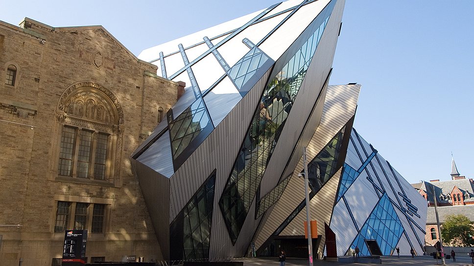 Королевский музей Онтарио (Royal Ontario Museum) в Торонто, Канада. Новое крыло здания, получившее название «Кристалл» и построенное по проекту американского архитектора-деконструктивиста Даниэля Либескинда, было открыто в 2007 году. В портфолио Либескинда – большое число музейных комплексов по всему миру, среди них несколько еврейских музеев в Берлине, Копенгагене и Сан-Франциско. Коллекция, основанного в 1857 году королевского музея – необычайно обширна: здесь есть как произведения искусства Африки, Азии, Северной и Южной Америк, так и ка научные экспонаты, в частности, большая экспозиция динозавров. Более подробная информация на официальном сайте: http://www.rom.on.ca/en