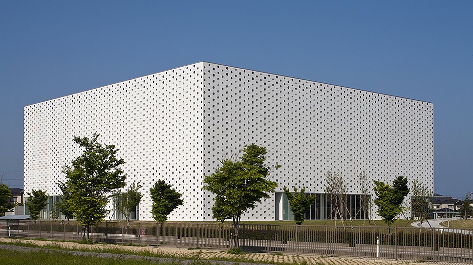 Библиотека в городе Канадзава (Kanazawa Umimirai Library), Япония. Построена в 2011 году по проекту Кадзуми Кудо (Kazumi Kudo) и Хироси Хориба (Hiroshi Horiba) из бюро Coelacanth K&H Architects. Японские архитекторы называют свое творение «коробкой из-под торта» размером 45 на 45 метров. В стенах библиотеки проделаны 6 000 отверстий, через которые в главный зал 12-метровой высоты попадает естественный свет 