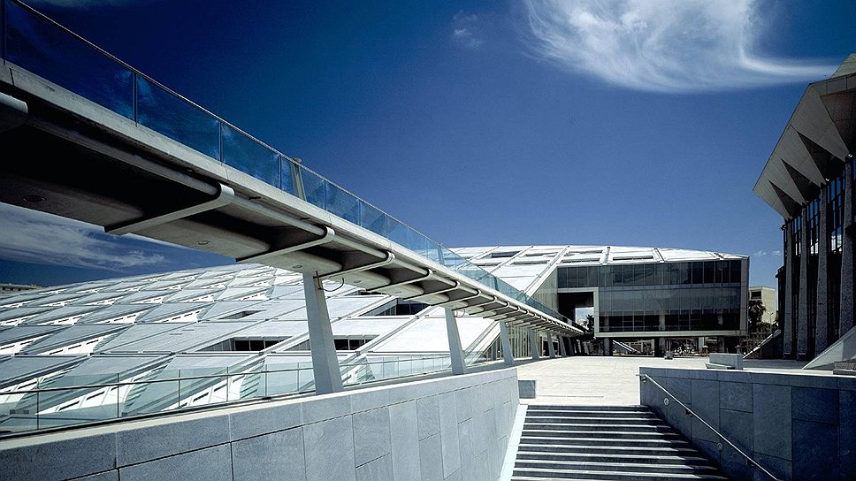 Библиотека Александрина (Bibliotheca Alexandrina) или Новая Александрийская библиотека, Египет. Открыта в 2002 году на месте одной из древнейших библиотек — Александрийской, основанной в III веке до н.э. и после нескольких пожаров окончательной уничтоженной в 273 году. Строительство нового здания обошлось в $220 млн. Среди стран, участвовавших в финансировании проекта — Ирак, Саудовская Аравия, Объединенные Арабские Эмираты, Египет. Помимо самой библиотеки в комплекс зданий входят планетарий и четыре музея:  античности, манускриптов, истории науки, музей имени бывшего президента Египта Анвара Садата 