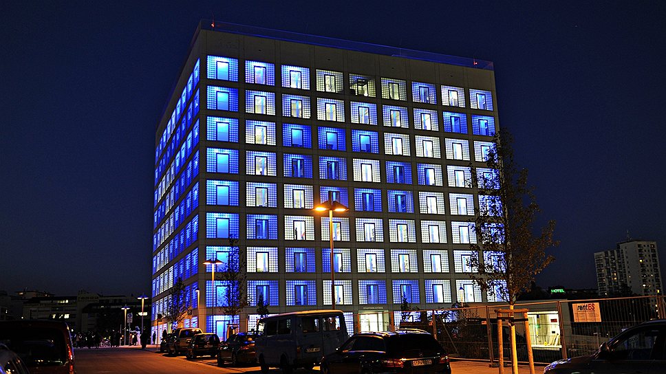 Городская библиотека Штутгарта, Германия. Проект корейского бюро Yi Architects был выбран на конкурсе еще в 1999 году, но открыта библиотека была только в 2011 году. Инвестиции в ее создание оцениваются в €79 млн. Штутгардская библиотека имеет форму куба, каждая сторона которого составляет 45 метров 