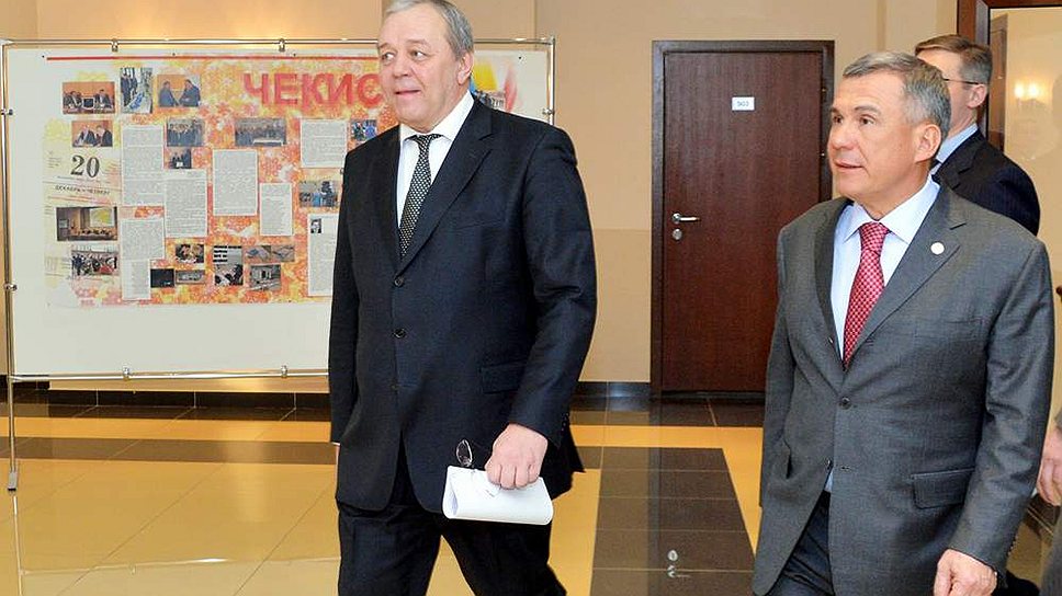 Начальник УФСБ по Татарстану Александр Антонов (слева) с президентом республики Рустамом Миннихановым