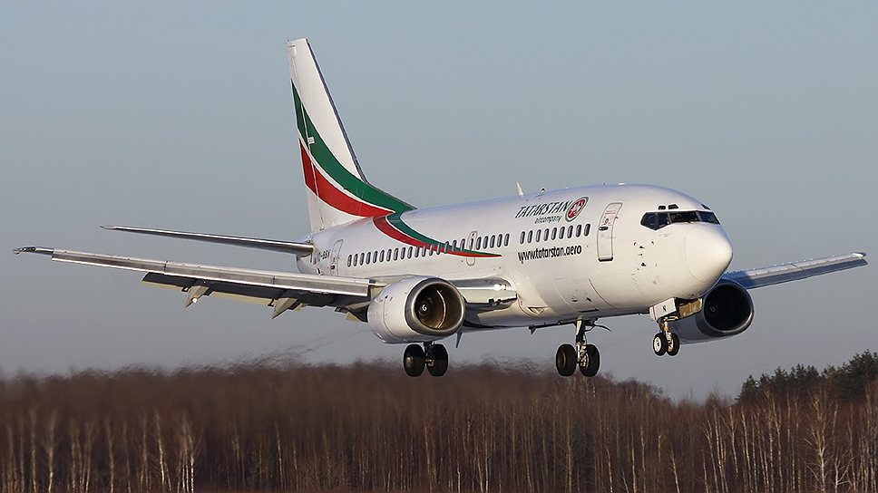 Разбившийся самолет Boeing 737-500 авиакомпании «Татарстан» эксплуатировался 23 года. Свой первый полет самолет совершил 18 июня 1990 года. В «Татарстане» самолет находится в лизинге с 18 декабря 2008 года. Предыдущими эксплуатантами самолета были такие авиакомпании, как Bulgaria Air (с мая 2008 года) и румынская Blue Air (с 1 сентября 2005 года)