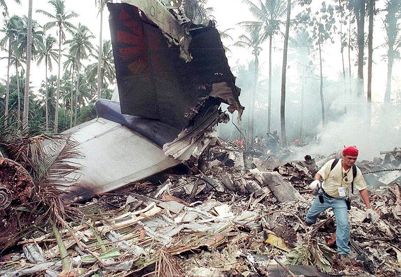 19 апреля 2000 года над островом Самал (Филиппины) разбился Boeing 737-200 авиакомпании «Эйр Филиппинз». Погибли 124 пассажира и 7 членов экипажа