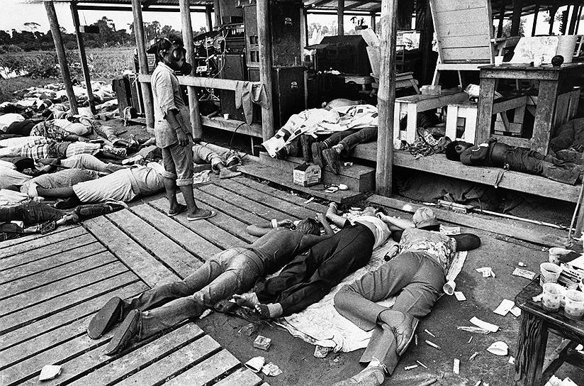 Американские СМИ назвали трагедию в Джонстауне самым массовым самоубийством XX века: в тот день на северо-западе Гайаны погибли более 900 граждан США, включая детей и младенцев