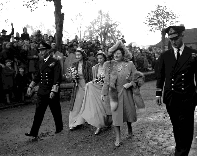 Со своим будущим супругом (на фото справа) Елизавета познакомилась еще в 1934 году. Считается, что они полюбили друг друга пять лет спустя, когда принцессе было всего 13, а ее избраннику, гардемарину королевского морского колледжа,— 18