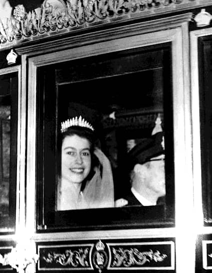 Голову Елизаветы венчала алмазная тиара, изготовленная для ее бабушки — королевы Марии — в 1919 году. Свадебное платье принцессы, созданное по эскизу дизайнера сэра Нормана Хартнелла, после церемонии было выставлено в Сент-Джеймском дворце, а затем побывало в Глазго, Ливерпуле, Бристоле, Манчестере и других городах Британии
