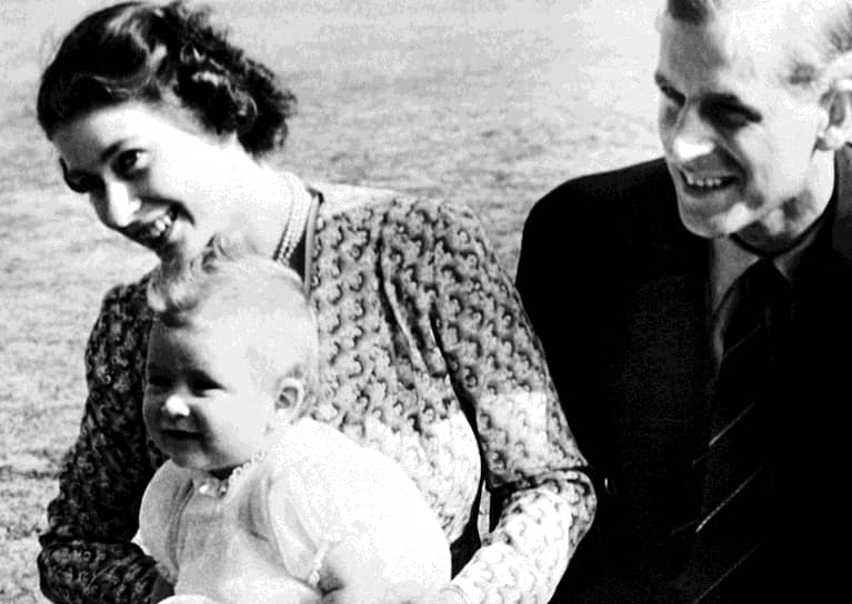 Через год после свадьбы, 14 ноября 1948 года, у Елизаветы и Филиппа родился первенец — принц Чарльз. А два года спустя на свет появилась принцесса Анна