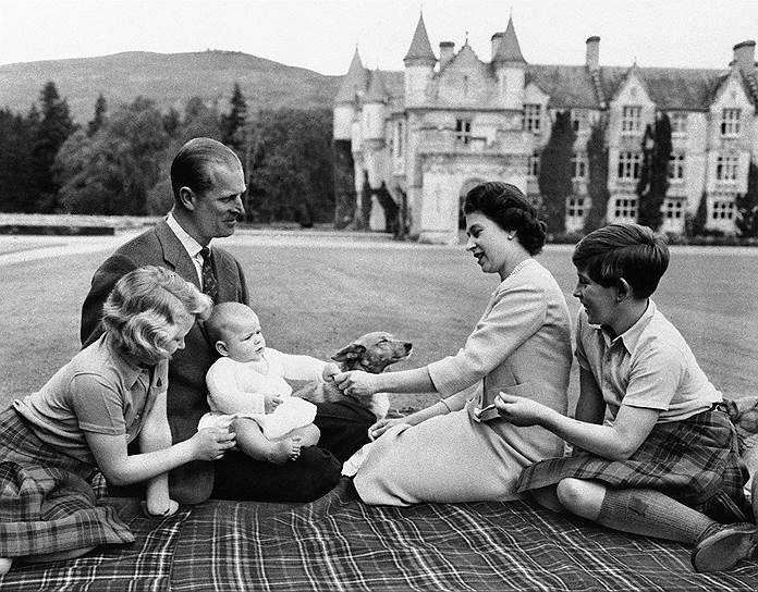 У королевской четы четверо детей: принц Чарльз (на фото справа), принцесса Анна (слева), принц Эндрю (на коленях Филиппа), а также принц Эдвард