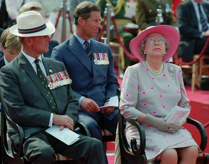 На фото слева направо: принц Филипп, принц Чарльз и королева Елизавета II на мероприятии по случаю празднования победы над Японией во Второй мировой войне в августе 1995 года