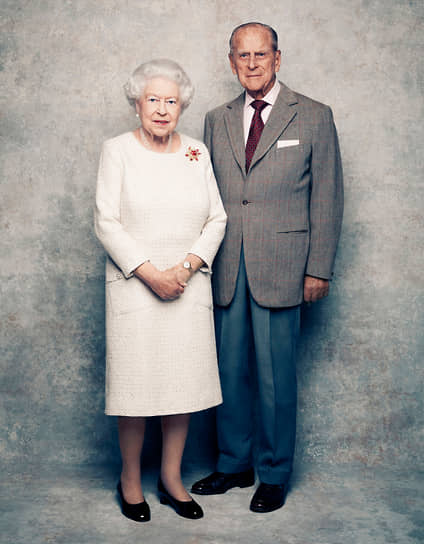В честь 70-й годовщины Букингемский дворец опубликовал юбилейный портрет, на котором королева позирует в том же платье, что и на праздновании их бриллиантовой свадьбы. На плече Елизаветы II приколота брошь «Скарабей», которую Филипп подарил ей в 1966 году