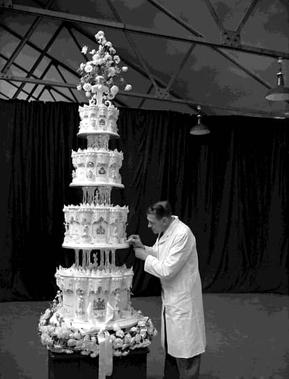 Высота свадебного пирога на свадьбе достигала 2,74 м, но из-за дефицита в послевоенной Британии продукты для него собирала вся империя. Австралийские девочки-скауты отправили в Лондон глазированные фрукты, сухофрукты и сахар. Из Канады доставили муку, Ямайка выслала ром, а Новая Зеландия — масло