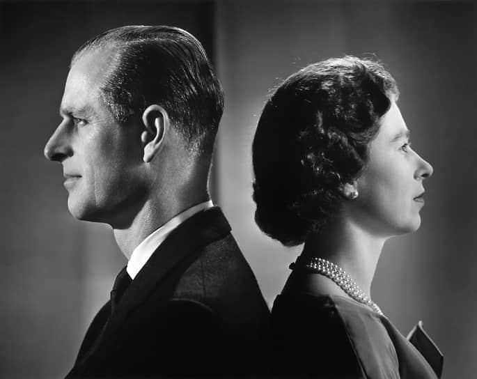 «Я, Филипп, герцог Эдинбургский, являюсь вашим верным вассалом и душой и телом, и деяниями и помыслами. И истинно и верно клянусь, что готов жить и умереть во имя вас. И да поможет мне бог» &lt;br> Елизавета была провозглашена королевой Великобритании 6 февраля 1952 года, после смерти короля Георга VI. Принц Филипп стал первым, кто принес новой королеве клятву верности 