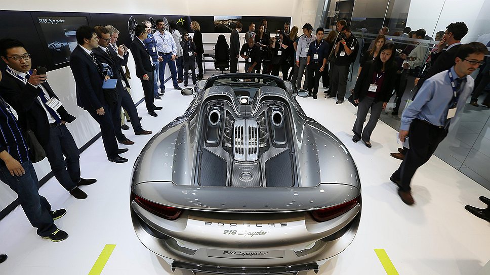 Как и полагается современным суперкарам, Porsche 918 Spider оснащен гибридной силовой установкой суммарной мощностью 800 л.с. 4,6-литровый бензиновый двигатель и два электромотора разгоняют машину до 100 км\ч за 3 секунды, до 200 км\ч за — за 8 секунд. Ожидаемая цена в РФ — около 43 млн. руб.