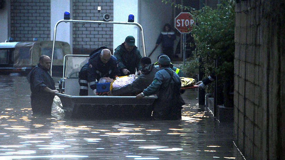 Во многих городах и десятках сел люди остаются без электричества, закрыты школы и некоторые государственные учреждения 