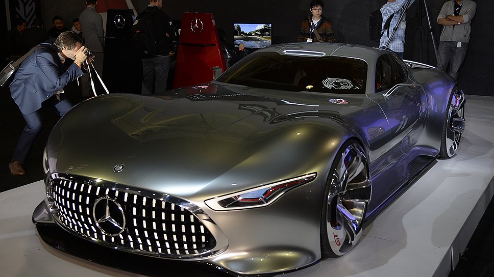 Концепт-кар Mercedes-Benz AMG Vision GT, к сожалению, никогда не станет реальной машиной. Это полноразмерный макет автомобиля, который будет существовать только в культовой компьютерной игре Gran Turismo, которая в этом году отмечает свое 15-летие 
