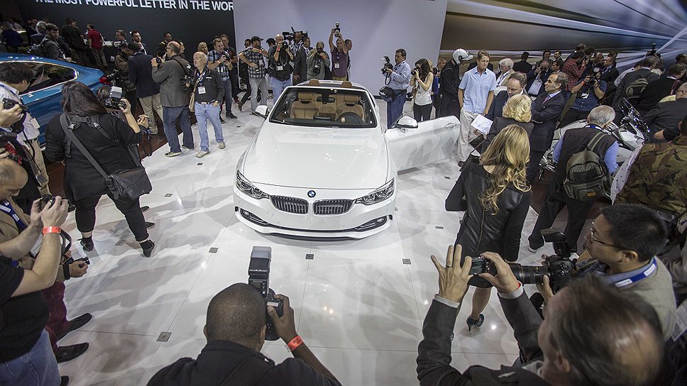 Представленный в Лос-Анжелесе кабриолет BMW 4 серии поставляется с тремя двигателями: 240-сильным бензиновым мотором, 306-сильной рядной «шестеркой» и только для европейцев — 184-сильным дизелем. Крыша у карбиолета складывается за 20 секунд, стоимость машины — от €48 тыс. 