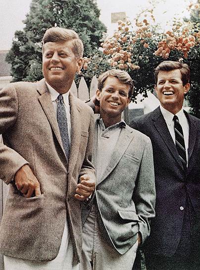 Клан Кеннеди как будто преследовал злой рок. Джон Кеннеди (слева) умер от ранения в затылок в Далласе, его брат  Роберт Кеннеди (в центре) был застрелен в 1968 году, а Тед Кеннеди (справа) стал единственным опровержением «проклятья Кеннеди», дожив до 77 лет. Он умер от опухоли мозга