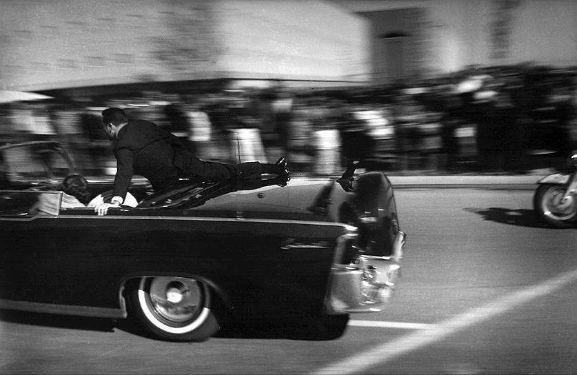 Согласно другой версии, смерть Джона Кеннеди была лишь трагической случайностью, а убийцей — Джордж Хикки, агент секретной службы, охраняющей президента, членов его семьи и высших чиновников США, который в день убийства ехал за лимузином Кеннеди. После первого выстрела, который действительно произвел Освальд, Хикки, стараясь защитить президента, открыл ответный огонь. Именно пуля Хикки, выпущенная из  самозарядной винтовки AR-15, попала в шею президента, ехавшего перед ним. Сторонники этой версии утверждают, что в Белом доме знали правду, но во избежание скандала все улики были уничтожены, а дело замято по распоряжению Роберта Кеннеди 
