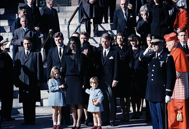 Похороны президента состоялись 25 ноября 1963 года. Их организацией занималась лично Жаклин Кеннеди. Когда гроб прибыл в Вашингтон, она сняла свое обручальное кольцо, вложила его в руку супруга и сказала помощнику Кену О’Доннеру: «Теперь у меня ничего нет» 