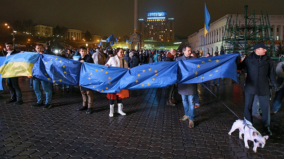 На майдане Незалежности в Киеве 22 ноября прошла немногочисленная акция протеста. На улицы вышли около сотни сторонников евроинтеграции