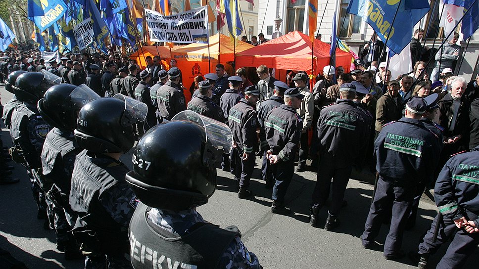 27 апреля 2010 года. Столкновения во время митинга у Верховной рады против ратификации соглашения о продлении срока пребывания Черноморского флота на территории Украины до 2042 года. После митинга националистическое движение «Свобода» заявило, что «травмы и ожоги» получили 43 демонстранта