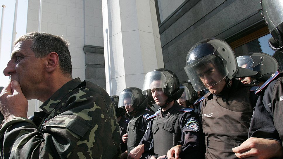 20 сентября 2011 года. Митинг чернобыльцев и ветеранов войны в Афганистане, а также представителей еще 14-ти соцкатегорий против отмены социальных льгот малообеспеченным слоям населения возле Верховной Рады Украины. Протестующие попытались штурмом взять  здание парламента