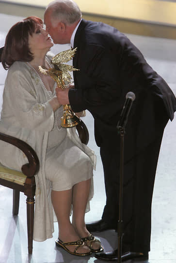 В 1992 году редакционный совет английской энциклопедии «Кто есть кто» («Who is who») признал Нонну Мордюкову одной из десяти самых выдающихся актрис XX века