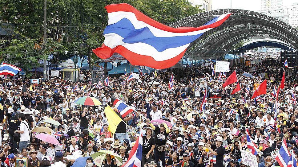 В воскресенье на улицы столицы Таиланда вышли, по разным данным, от 180 тыс. до 400 тыс. человек. Оппозиционеры намерены продолжать свою акцию протеста до тех пор, пока не будут выполнены их требования. Главное из них — отставка нынешнего кабинета во главе с Йинглак Чинават, сестрой свергнутого в 2006 году и находящегося в изгнании миллиардера Таксина Чинавата