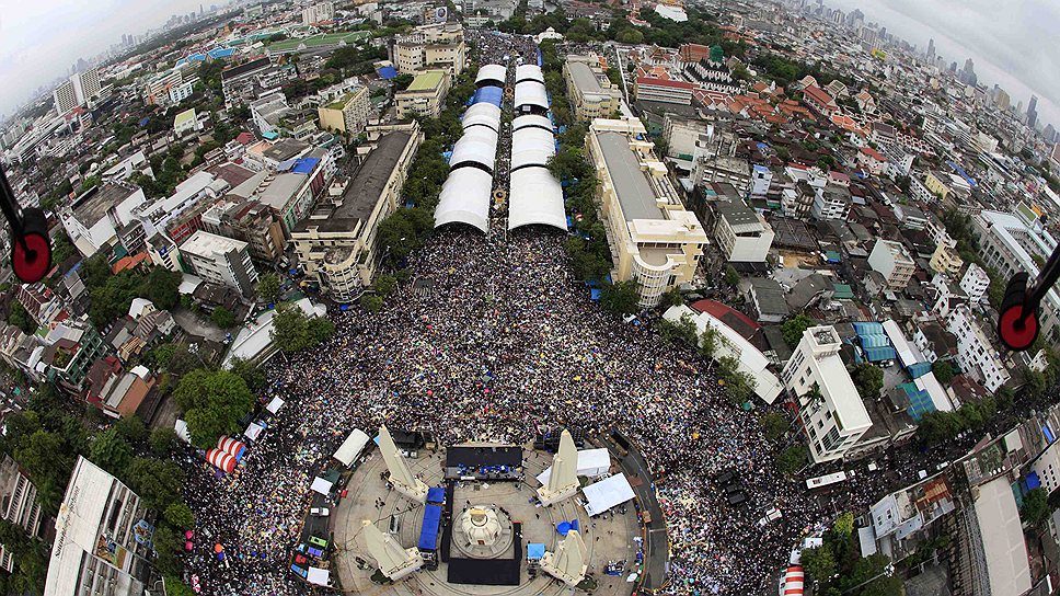 По данным губернатора Бангкока Сукхумбханда Парибатры, в воскресном митинге против правительства приняли участие более 400 тыс. человек. В Совете безопасности Таиланда приводят более скромные цифры — 180 тыс. человек