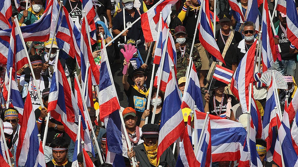Накануне акций протеста в столицу Таиланда были стянуты дополнительные силы полиции. При этом официальный представитель Минобороны полковник Танатип Савангсаенг заявил, что армия королевства намерена соблюдать нейтралитет, не поддерживая ни оппозицию, ни проправительственные силы
