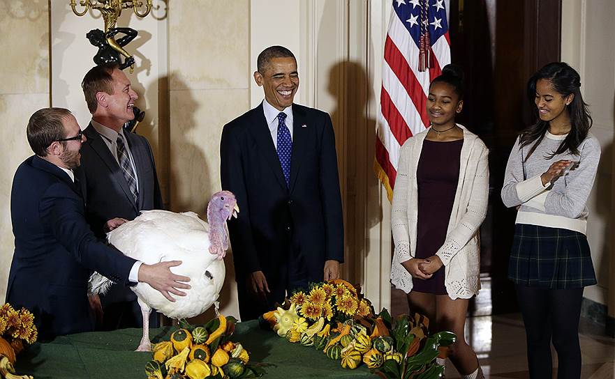 Вчера президент США Барак Обама с дочерьми Сашей (вторая слева) и Малией традиционно помиловали главного индюка страны Попкорна и его «дублера»