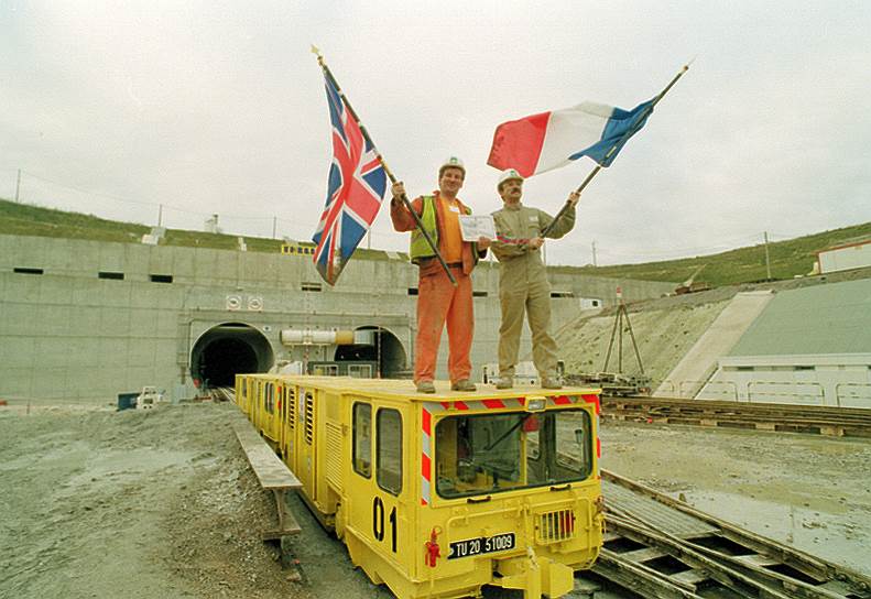 1990 год. Рабочие евротоннеля между Францией и Великобританией встретились в намеченной точке на глубине 40 м от дна пролива Ла-Манш
