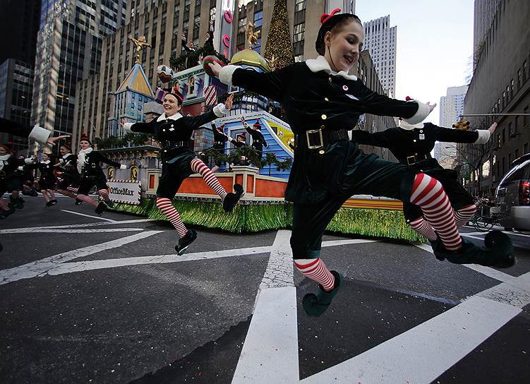 С 1927 года в Нью-Йорке в День благодарения проходит грандиозный парад, который организует универмаг Macy&#39;
