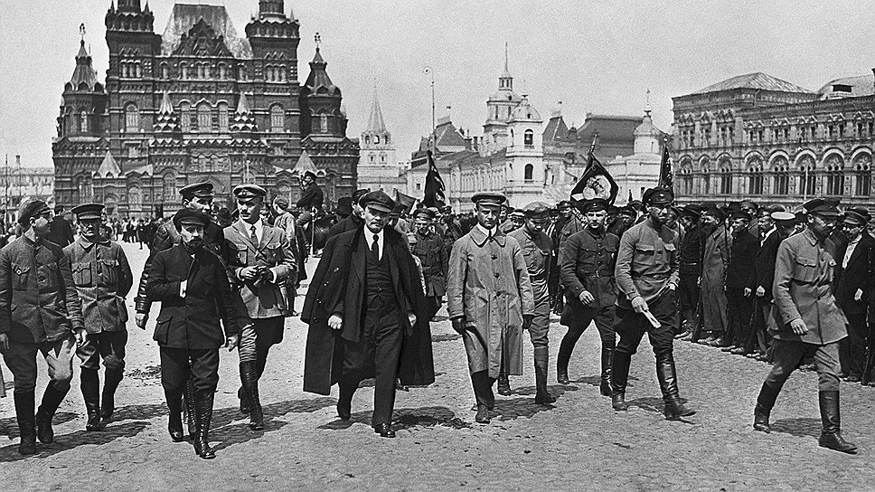 1919 год. Владимир Ленин с группой командиров обходит отряды Всевобуча на Красной площади. Всевобуч или всеобщее военное обучение — система обязательной военной подготовки граждан, которая существовала в РСФСР и Советском Союзе