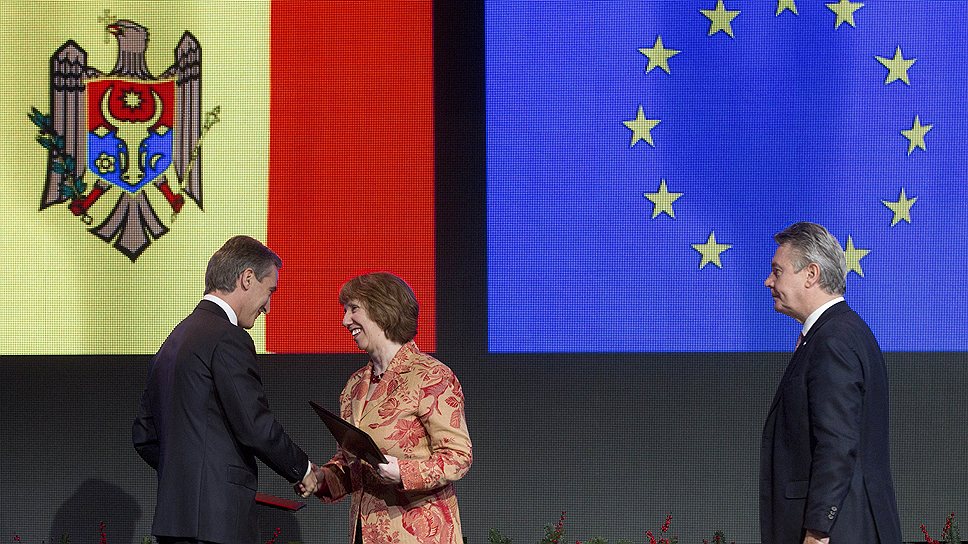 Слева направо: премьер-министр Молдавии Юрие Лянкэ, глава европейской дипломатии Кэтрин Эштон и еврокомиссаром Карел Де Гюхт