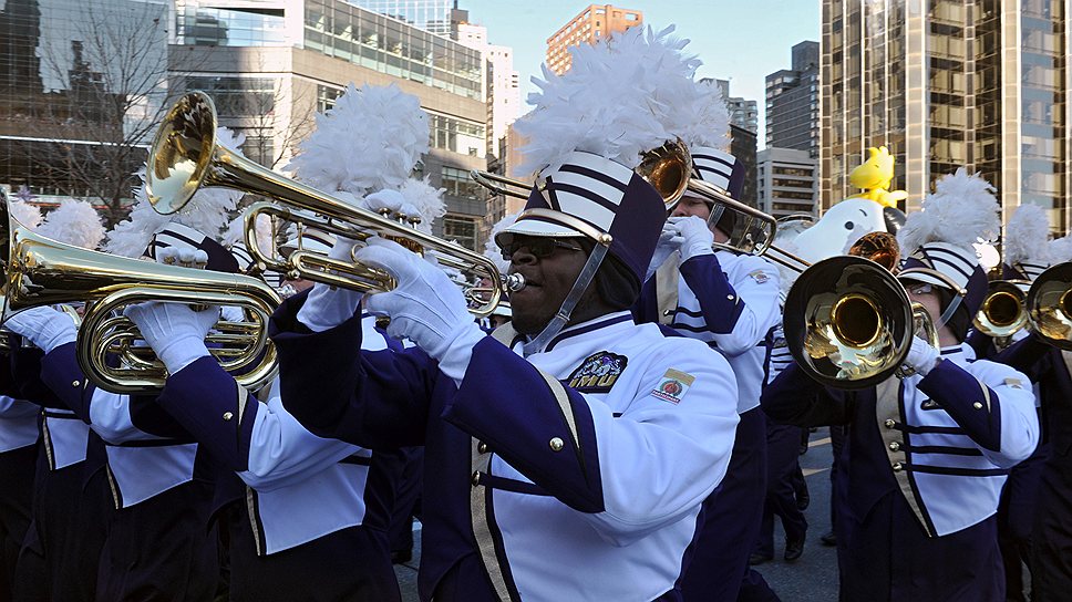 Традиционно открывается парад маршем оркестра одного из университетов США
