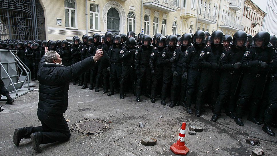 Один из лидеров оппозиции, председатель политсовета партии «Батькивщина» Арсений Яценюк заявил в Twitter, что «украинская оппозиция не имеет ничего общего с побоищем у администрации президента», и обвинил в провокации секретаря Совета безопасности Андрея Клюева