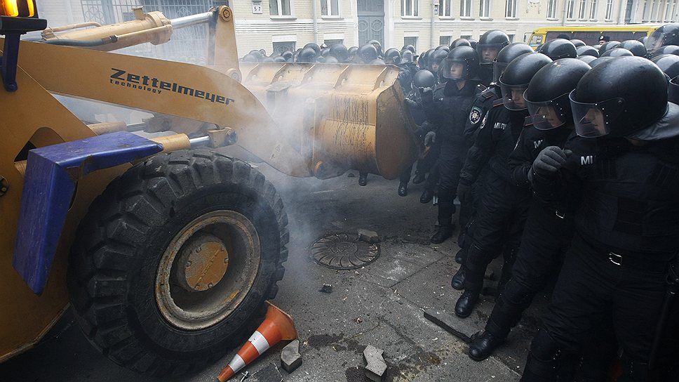 18:51 (мск) Протестующие пытаются вернуться к зданию администрации президента на Банковой, теснят милицейское оцепление, снова слышны взрывы шумовых гранат