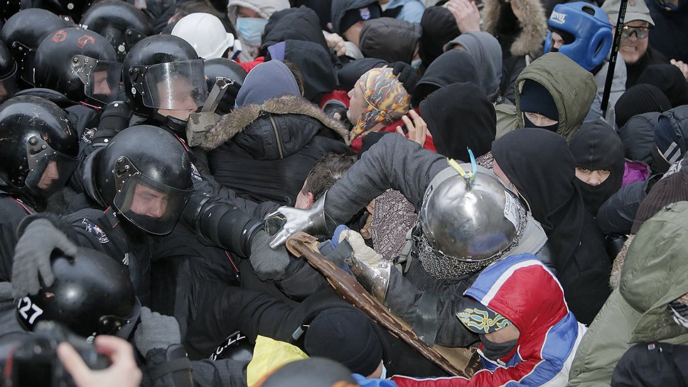 18:29(мск). «Ъ-Украина»: «Бойцов «Беркута» и внутренних войск активисты на Банковой забрасывают «коктейлями Молотова», шумовыми гранатами, распыляется слезоточивый газ. Сотрудники МВД не пытаются им противостоять»