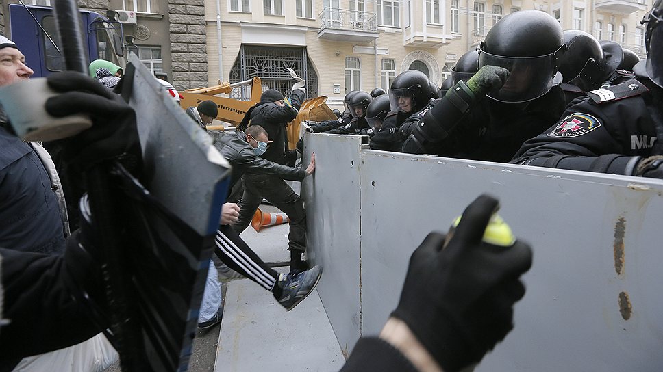 На Банковой улице построили баррикады, в митингующих летят газовые и свето-шумовые гранаты. Часть из них снова готовится штурмовать администрацию президента на тракторе 