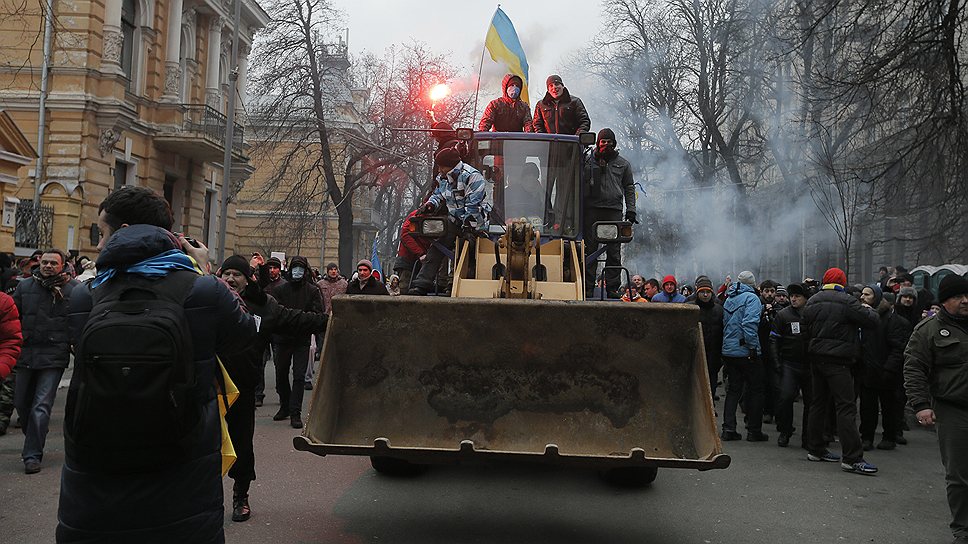 Источник в правительстве Украины сообщил агентству «РИА Новости», что завтра в стране может быть введено чрезвычайное положение»