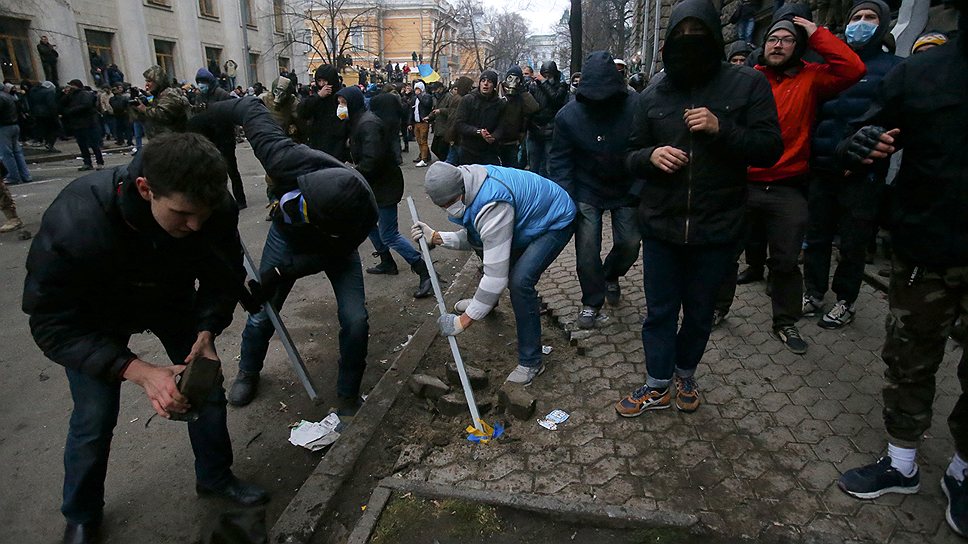 17.15 (мск) Шествие против президента Виктора Януковича в Киеве переросло в серьезные беспорядки. Митингующие уже захватили здание Киевской городской администрации и Дом профсоюзов на майдане Незалежности, и объявили общенациональную забастовку