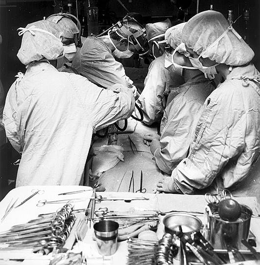 1982 год. Благодаря уникальной операции, проведенной в университете штата Юта (США), Барни Кларк стал первым человеком с постоянным искусственным сердцем