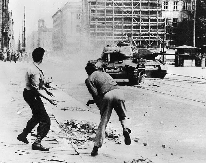 17 июня 1953 года в ГДР началась политическая забастовка. К этому времени как в США, так и в СССР сменилось руководство. Жители ГДР были разочарованы политикой Вальтера Ульбрихта, приведшей их к экономическому кризису, и забастовка рабочих быстро переросла в антиправительственные выступления. Они были жестоко подавлены советскими войсками