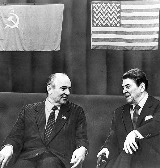 Первая встреча Михаила Горбачева (на фото слева) с президентом США Рональдом Рейганом (справа) в Женеве осенью 1985 года завершилась подписанием Декларации о недопустимости ядерной войны. 15 января 1986 года было опубликовано «Заявление Советского правительства», содержавшее программу ядерного разоружения к 2000 году. СССР призывал ведущие страны мира присоединиться к соблюдавшемуся Советским Союзом с лета 1985 года мораторию на ядерные испытания и поэтапно сокращать различные виды ядерного оружия