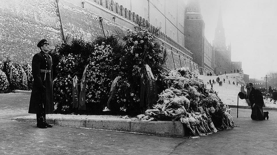 1966 год. У Кремлёвской стены были торжественно погребены останки Неизвестного солдата