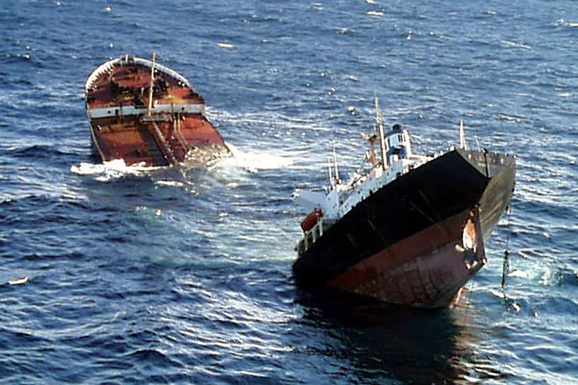 13 ноября 2002 года возле побережья Испании попал в сильный шторм нефтяной танкер Prestige, в трюмах которого находилось более 77 тыс. тонн высокосернистого мазута. В результате шторма в корпусе судна образовалась трещина, а 19 ноября сам танкер разломился пополам и затонул у берегов Галисии