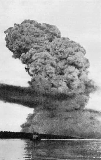 Взрыв в канадском портовом городе Галифакс, произошедший 6 декабря 1917 года, считается самым мощным взрывом неядерного происхождения в истории. В этот день французский военный транспорт «Монблан», загруженный взрывчаткой, столкнулся с норвежским кораблем «Имо» в узком проливе, соединяющем внешний рейд порта с заливом Бедфорд-Бэйсин. На судне начался пожар, приведший к взрыву, в результате чего порт и городской район Ричмонд были полностью разрушены. Около 2 тыс. человек погибли непосредственно в результате взрыва. Приблизительно 9 тыс. получили ранения, несколько сотен лишились зрения