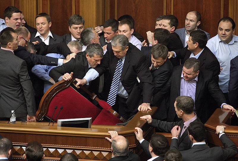 16 декабря 2010 года произошла драка между депутатами оппозиционной фракции «БЮТ-Батькивщина» и депутатами правящей Партии регионов. Конфликт вспыхнул после того, как оппозиция целый день блокировала работу парламента, протестуя против возбуждения уголовного дела в отношении лидера «Батькивщины», экс-премьера Юлии Тимошенко