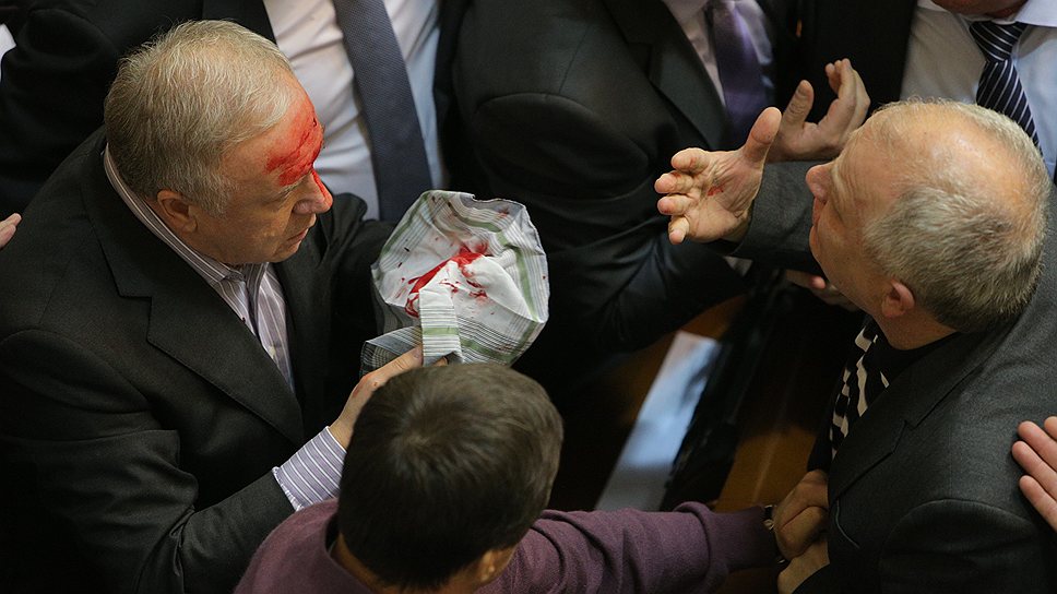 16 января 2014 года в Верховной Раде Украины произошла потасовка между оппозиционерами и депутатами от Партии регионов, в результате чего один из депутатов пострадал